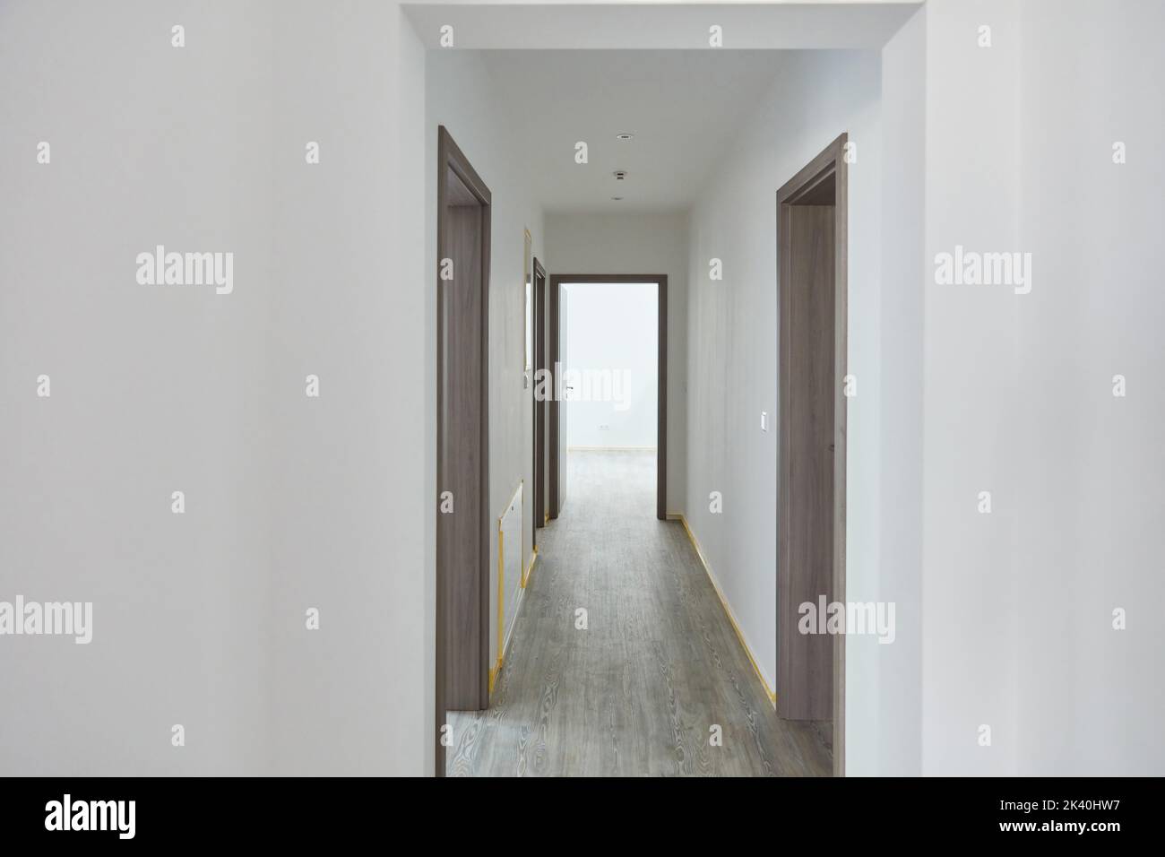 Pareti dipingere nella navata stretta o corridoio durante il design interno della casa Foto Stock