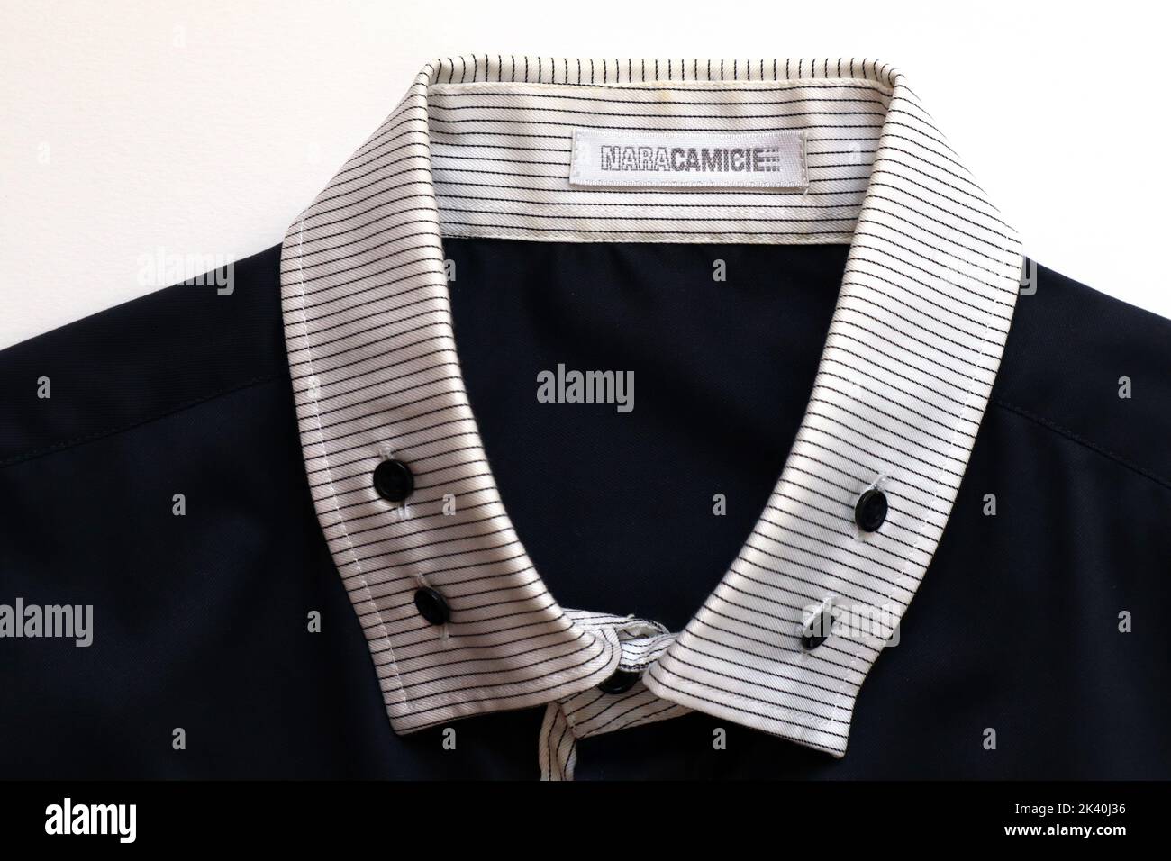 Etichetta della camicia NARA CAMICIE. Nara Camicie è un marchio italiano di  moda di lusso Foto stock - Alamy