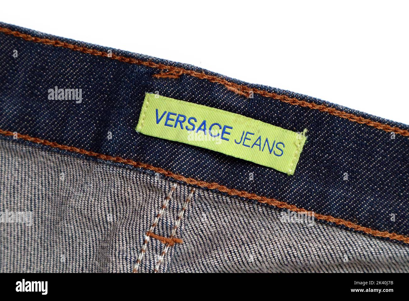 Etichetta di un VERSACE JEANS denim. VJ è un marchio italiano di case di  lusso di GIANNI VERSACE S.r.l. - Italia Foto stock - Alamy