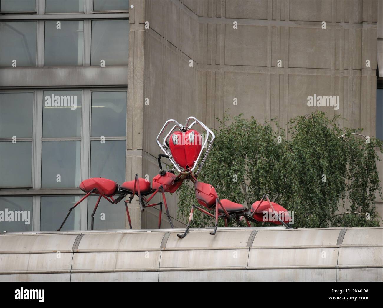 Treno carrozza e formiche rosse a Vinegar Yard, St Thomas Street, Londra, SE1, Regno Unito. Formiche create dall'artista Joe Rush da materiali riciclati. Foto Stock