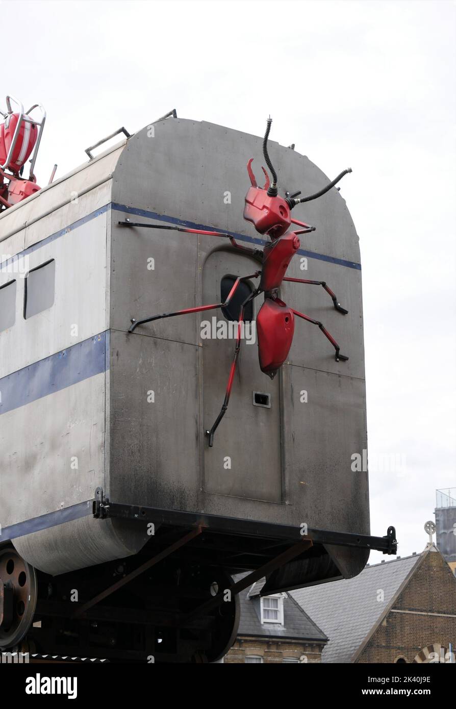 Treno carrozza e formiche rosse a Vinegar Yard, St Thomas Street, Londra, SE1, Regno Unito. Formiche create dall'artista Joe Rush da materiali riciclati. Foto Stock