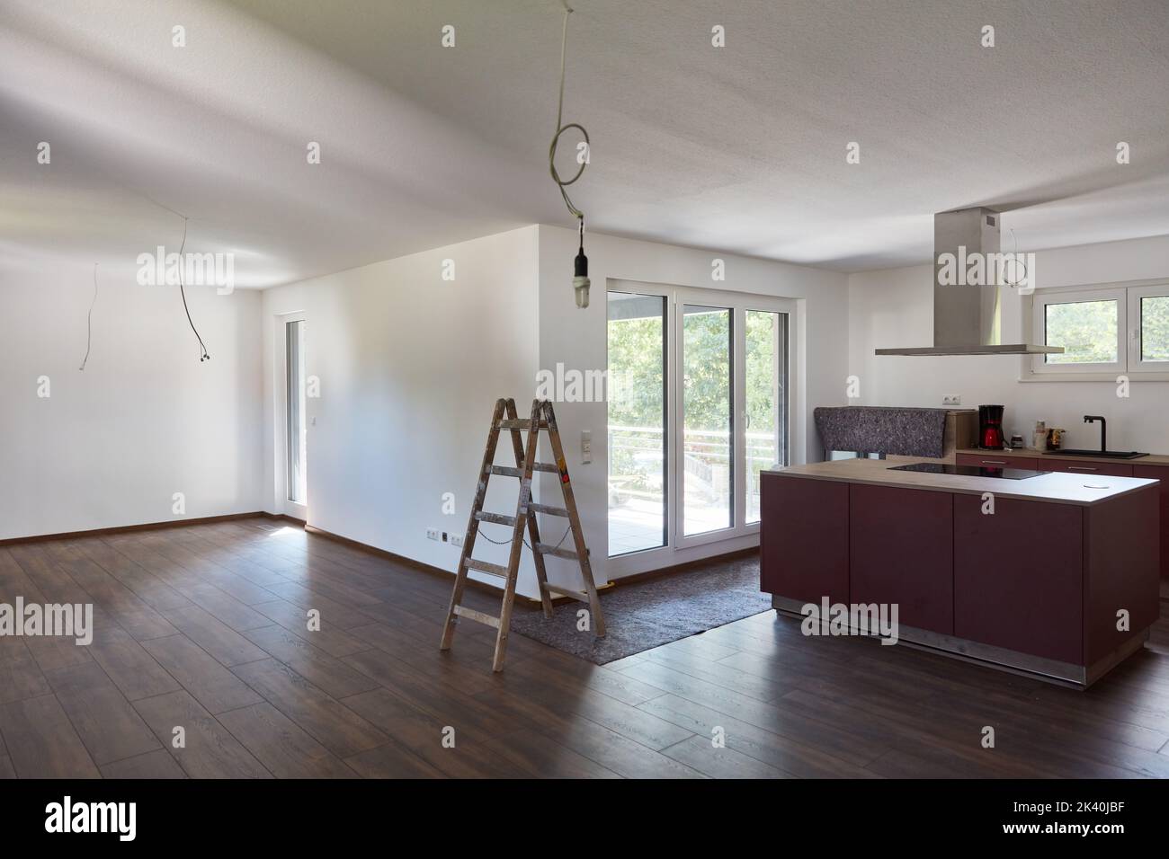 Dipingere pareti e soffitti durante i lavori di verniciatura nella cucina durante il design degli interni durante la costruzione della casa Foto Stock