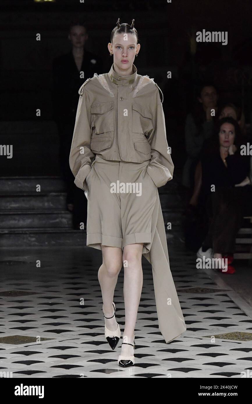 Un modello cammina sulla pista alla sfilata Undercover durante la Primavera Estate 2023 Collections Fashion Show alla Paris Fashion Week di Parigi il 28 2022 settembre. (Foto di Jonas Gustavsson/Sipa USA) Foto Stock