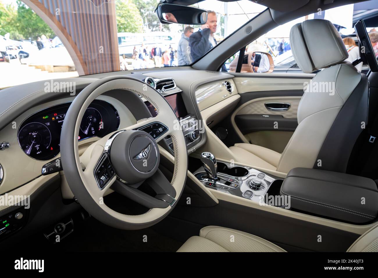 Una Bentley in mostra su uno stand al Southampton Boat Show 2022 Foto Stock