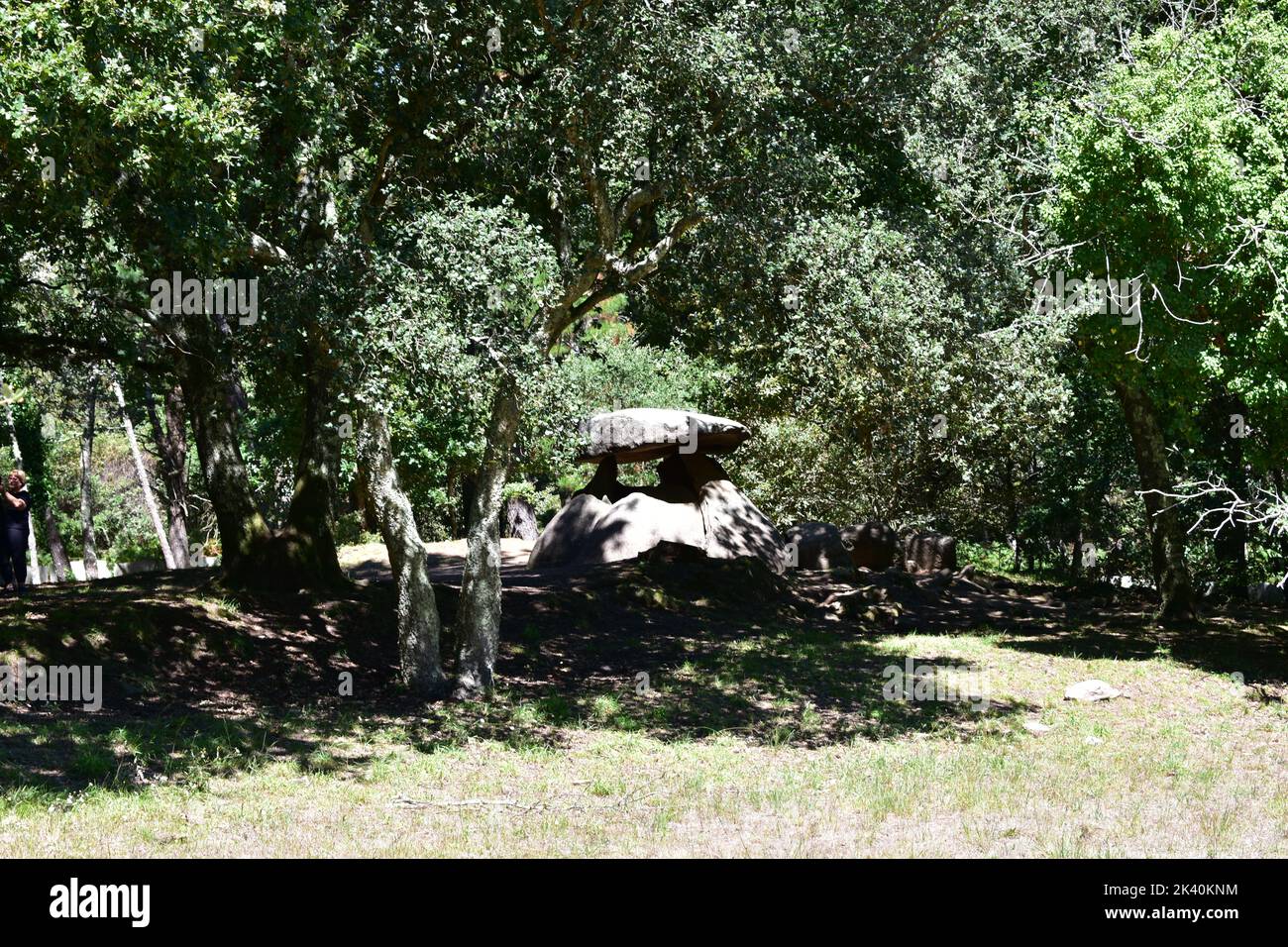 Dolmen megalitico preistorico di Axeitos, struttura neolitica in pietra usata come tomba, datata 4000-3600 a.C. Riveira, Rias Baixas, Spagna. 24 ago 2020 Foto Stock