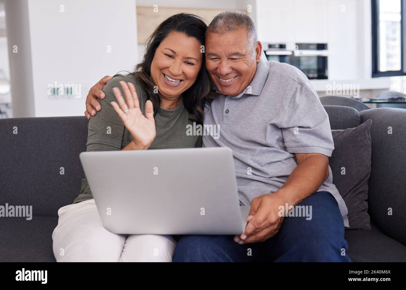 Pensionamento, videochiamata e laptop con coppia sul divano per la comunicazione, digitale e internet. Felice, tecnologia e online con gli anziani e gli anziani Foto Stock