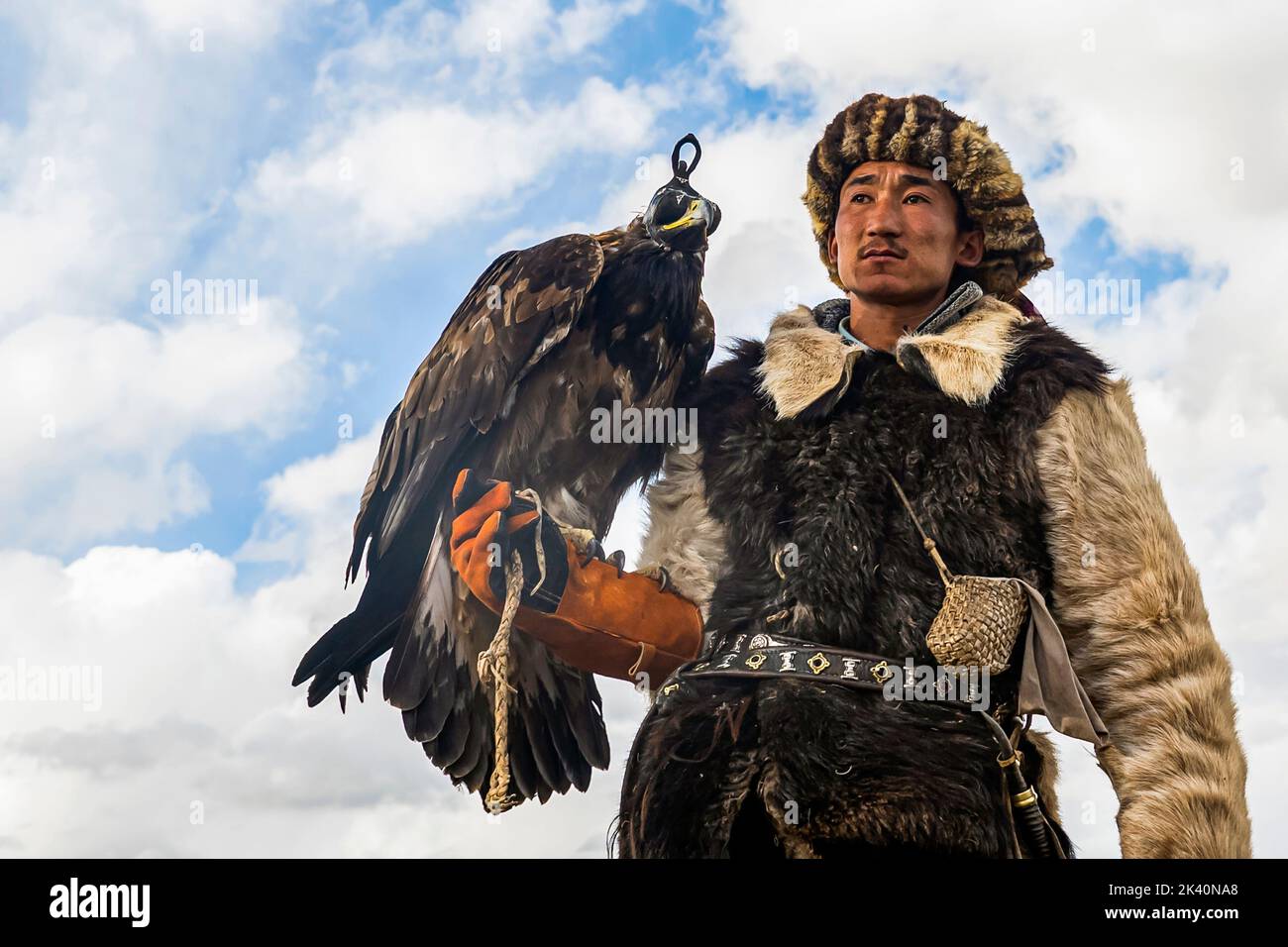 I cacciatori di aquile mongoli, nelle colline rocciose della regione dell'Altai in Mongolia, vivono un gruppo di cacciatori con una competenza estremamente rara: La caccia al golde Foto Stock