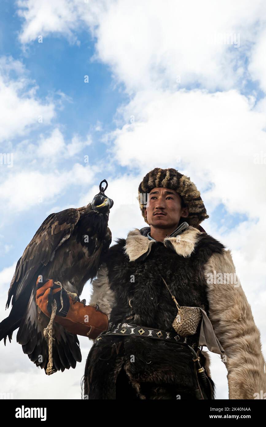 I cacciatori di aquile mongoli, nelle colline rocciose della regione dell'Altai in Mongolia, vivono un gruppo di cacciatori con una competenza estremamente rara: La caccia al golde Foto Stock