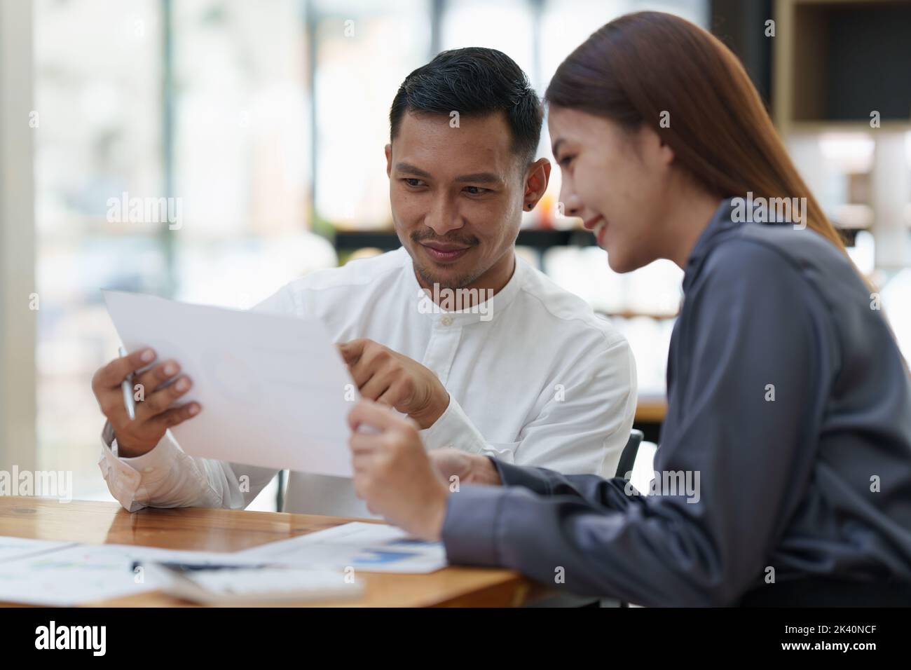 Due gestori asiatici di fondi brainstorming nuovo progetto di business finanza concetto di investimento Foto Stock