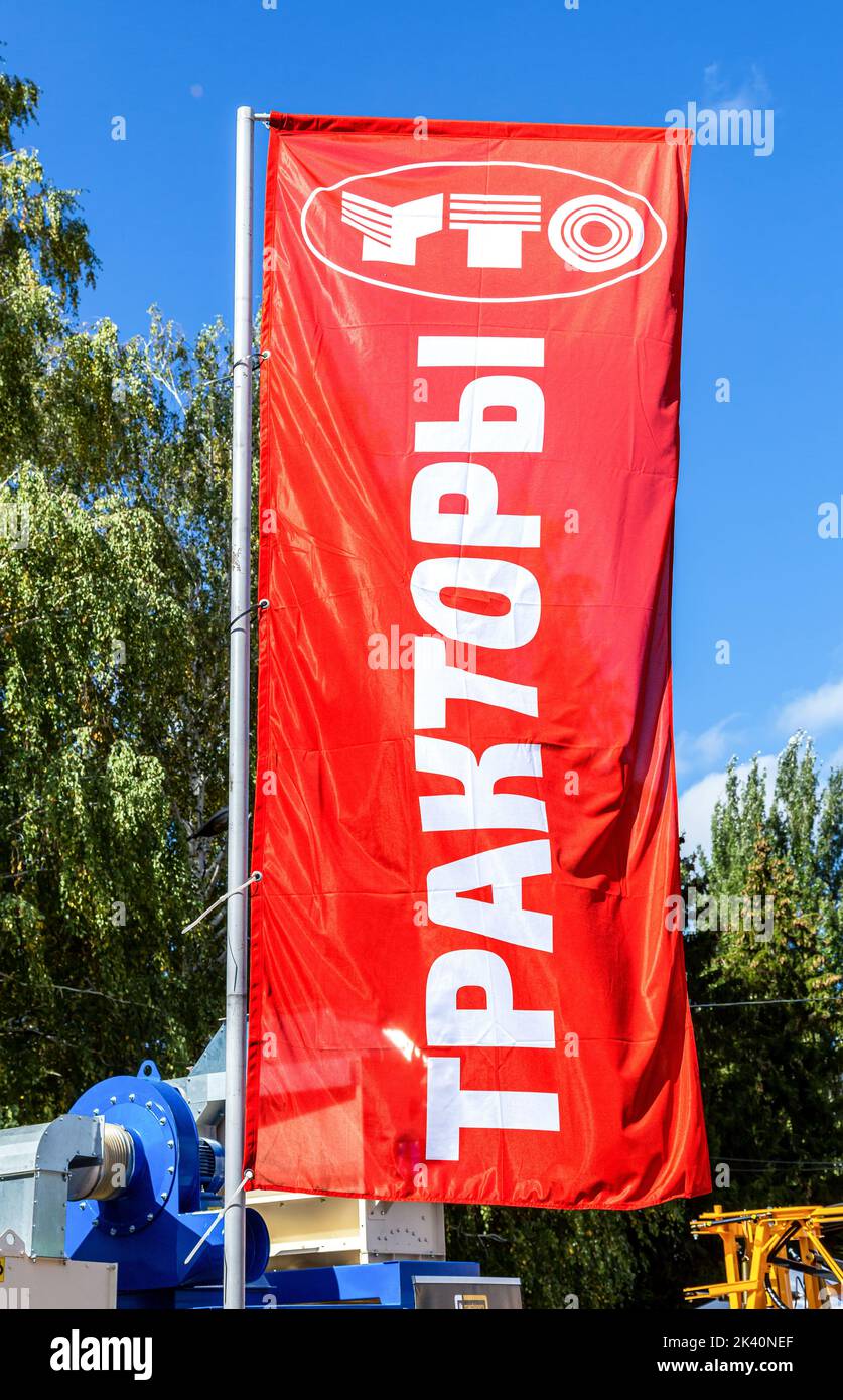 Samara, Russia - 24 settembre 2022: Bandiera della concessionaria di YTO Group Corporation. Testo in russo: TRATTORI YTO. YTO Group Corporation è un'azienda agricola cinese Foto Stock