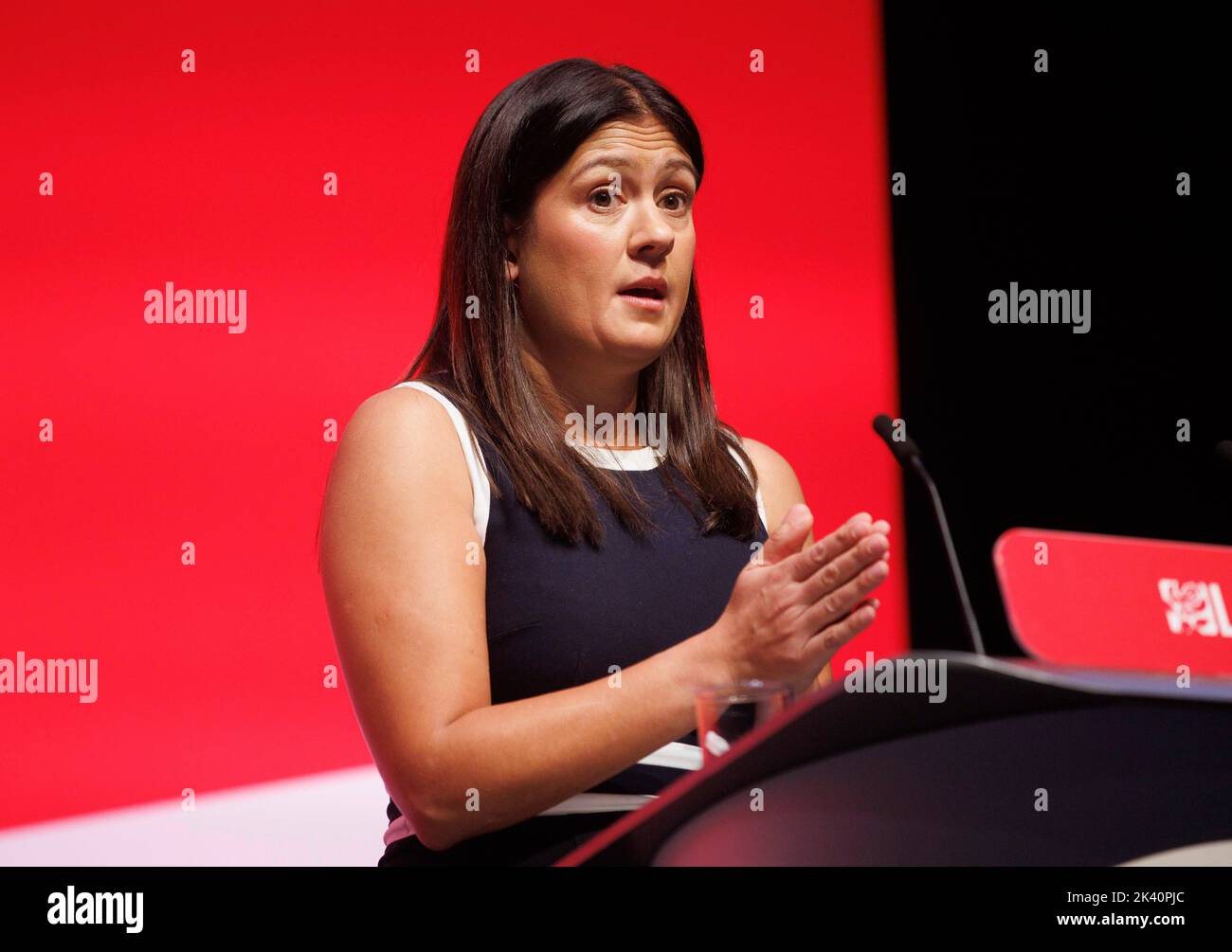 Lisa Nandy, Segretario di Stato ombra per il livellamento, l'edilizia abitativa e le comunità, intervenendo alla Conferenza del Partito laburista di Liverpool. Foto Stock