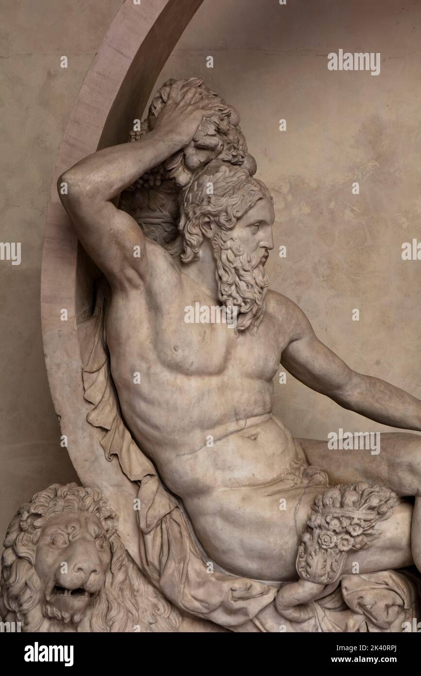 La statua manierista dell'Arno, poggiante sull'elegante curva della fontana creata da Ammannati per il Granduca Cosimo i di Toscana. Foto Stock