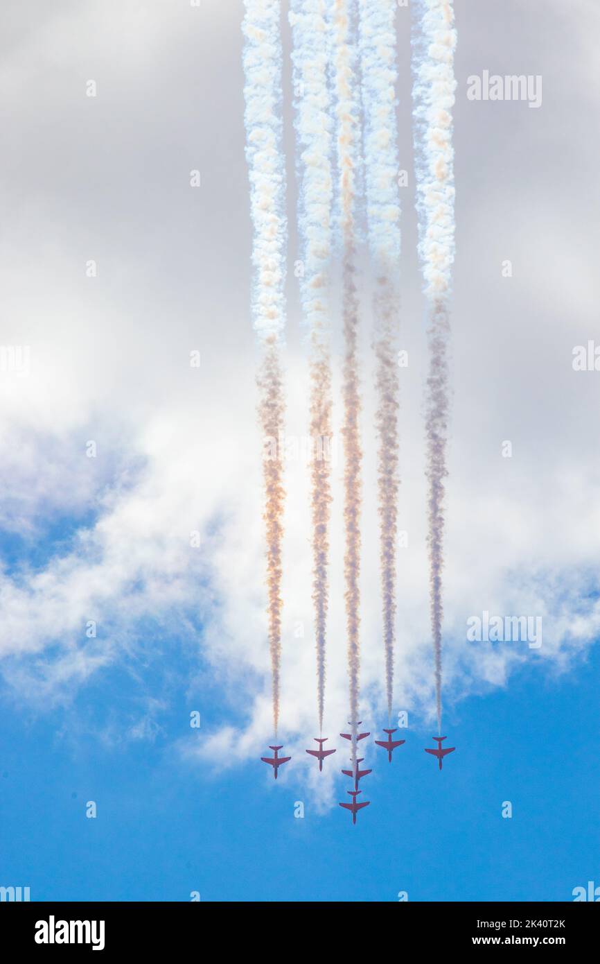 Artigianato che vola al cielo durante la città Weston-super-Mare Air Festival.seaside nel Somerset del Nord, in Inghilterra. Si trova vicino al canale di Bristol, luglio 2022 Foto Stock