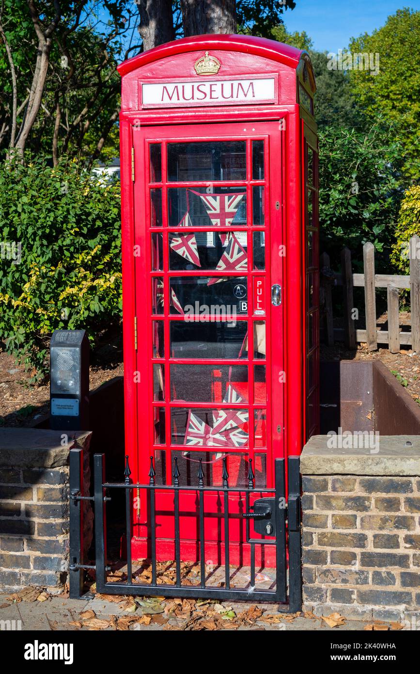 Clifftown Museum, in una cassetta telefonica, uno dei musei più piccoli al mondo nella zona di Cliff Town di Southend on Sea, Essex, Regno Unito. Storia vittoriana di Clifftown Foto Stock