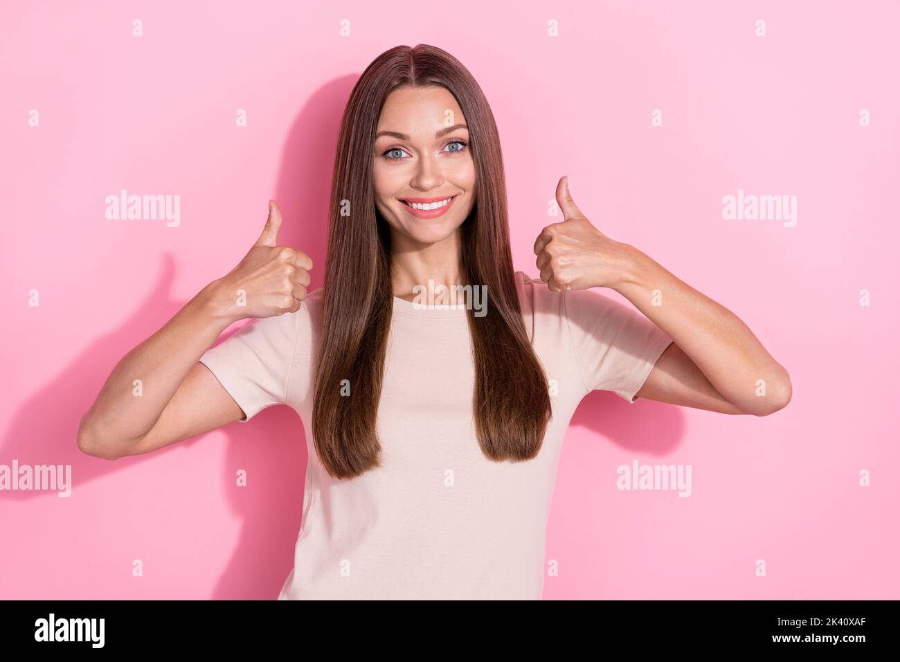 Ritratto foto di giovane adorabile carina donna positivo mostrando pollice in su come toothy sorridente godere il suo nuovo posto vacante isolato su colore rosa brillante Foto Stock