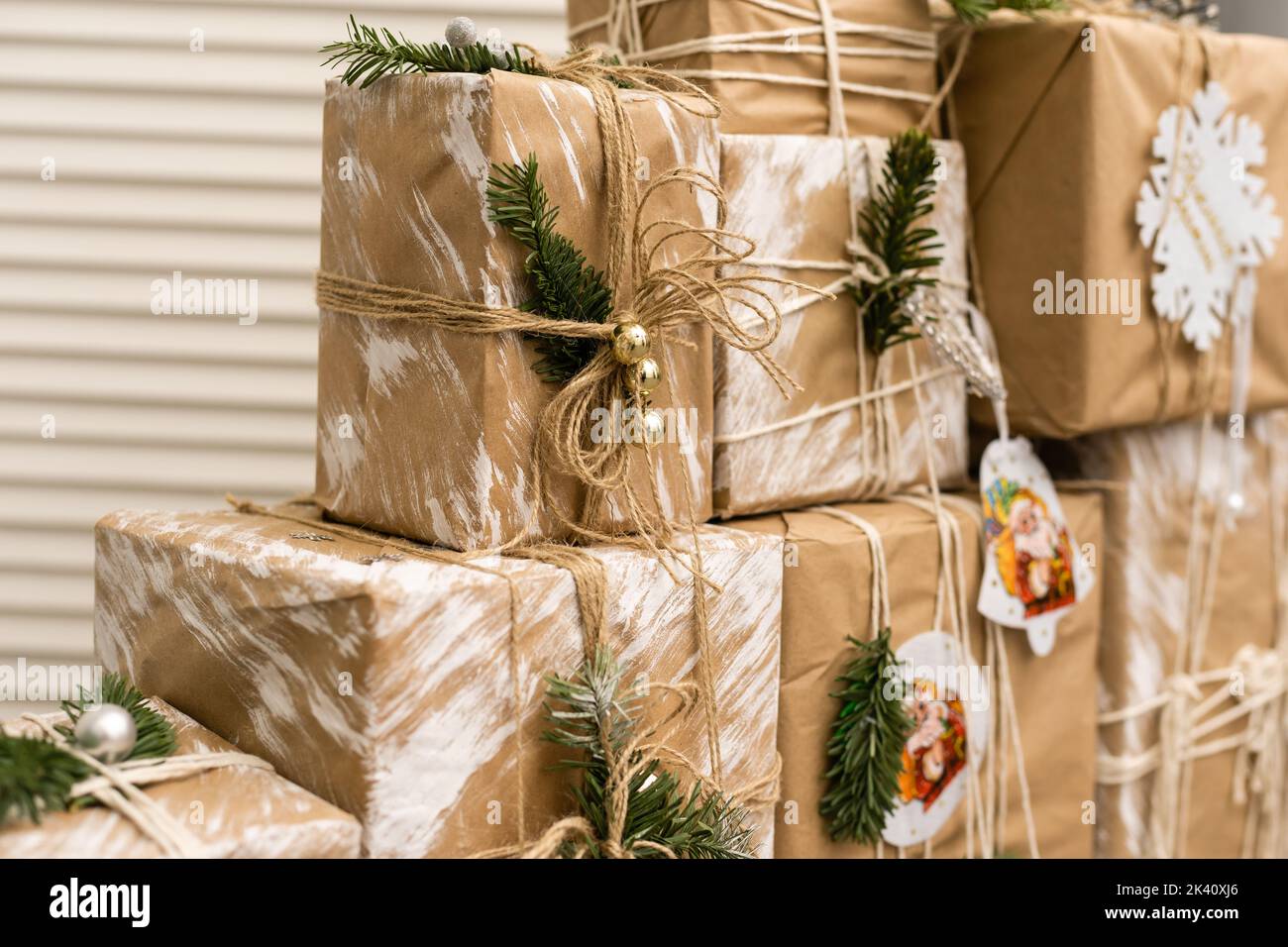 Presenta in vecchia slitta. Regali di Natale in carta kraft. Foto Stock