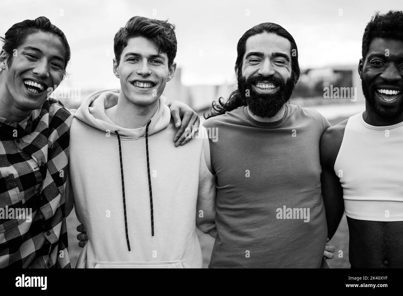 Amici maschili multietnici diversi divertirsi insieme all'aperto - concentrarsi sul volto dell'uomo bearded Foto Stock