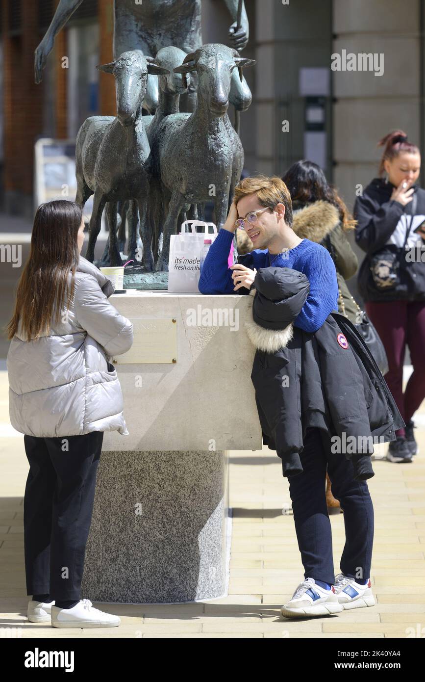 Londra, Inghilterra, Regno Unito. Due persone parlano in Piazza Paternoster vicino alla cattedrale di San Paolo, accanto alla scultura 'Paternoster' (1975: Elisabeth Frink) Foto Stock