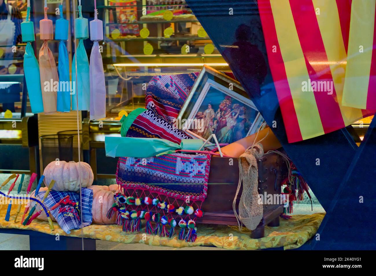 Vetrina decorata con oggetti legati al festival valenciano, una bandiera valenciana, zucca, razzi, espadrilles, Una coperta della tipica Valenci Foto Stock