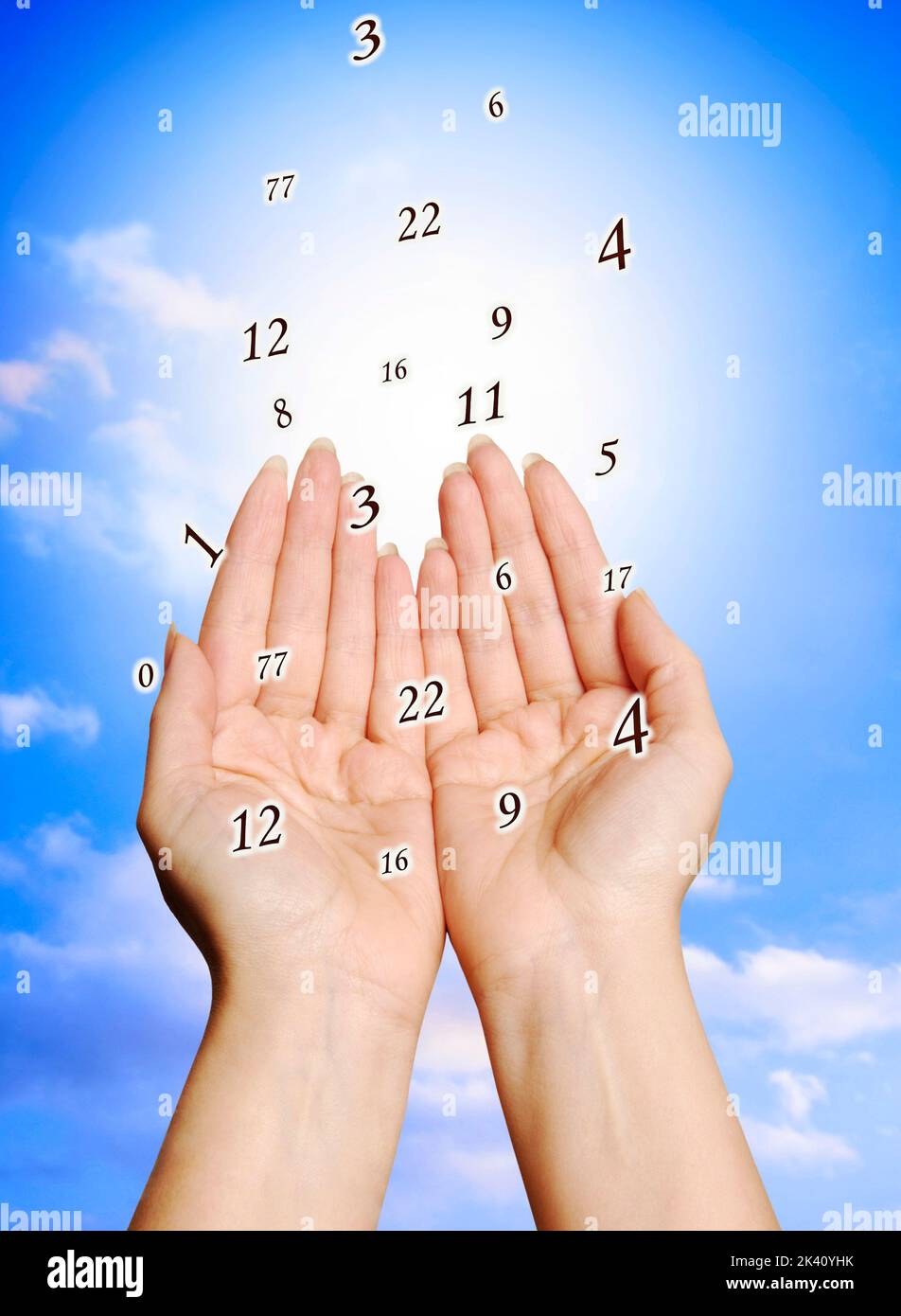 donna mani con vari numeri sopra il cielo blu come concetto di numerologia Foto Stock
