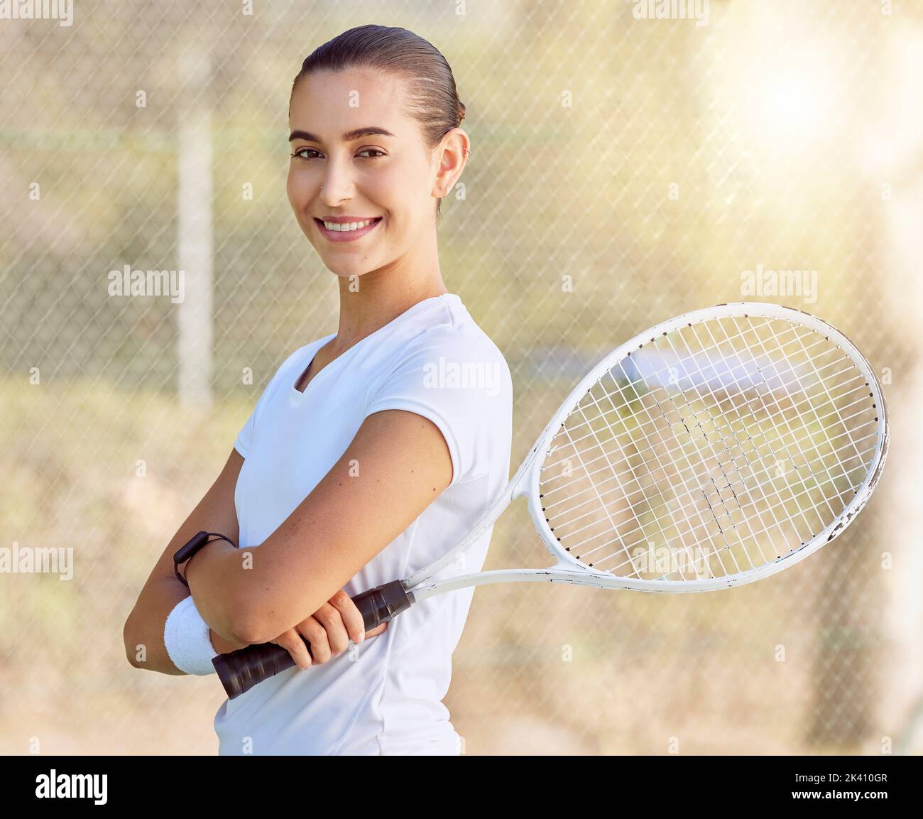 Tennis, sport e ritratto di atleta felice in piedi sul campo all'aperto con racchetta pronta per il gioco. Fitness, sorriso e donna tennista con Foto Stock