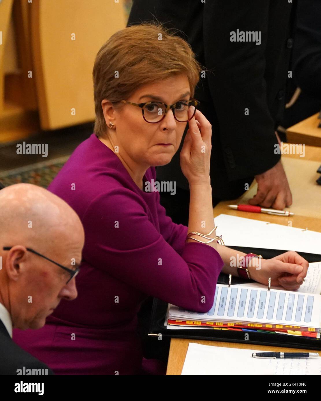 Primo Ministro Nicola Sturgeon durante le prime interrogazioni del Ministro (FMQ) nella camera di discussione del Parlamento scozzese a Edimburgo. Data immagine: Giovedì 29 settembre 2022. Foto Stock