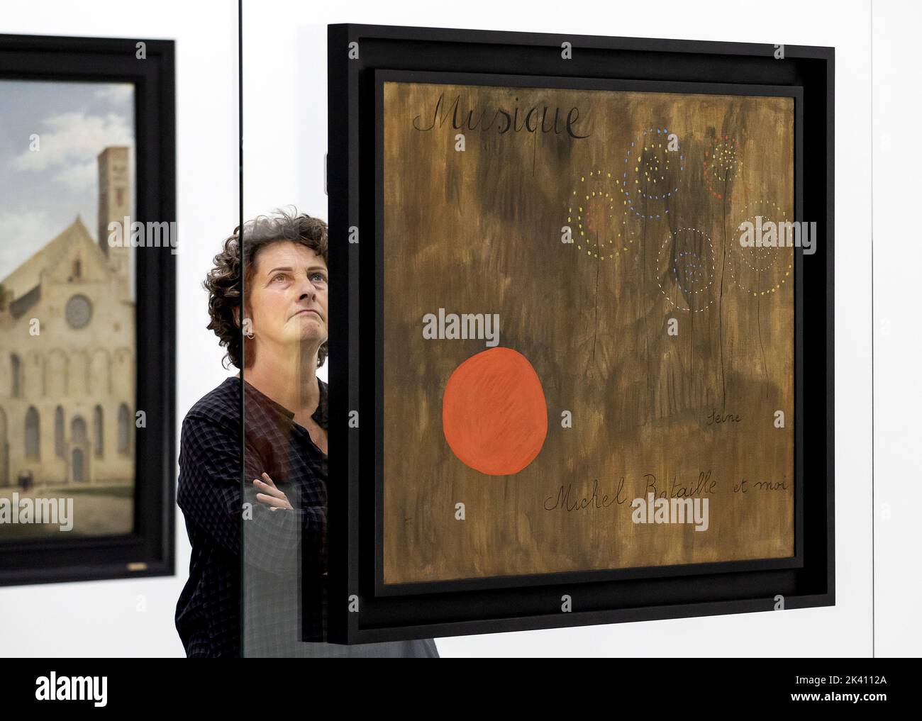 Rotterdam, Paesi Bassi. 29th Set, 2022. 2022-09-29 13:51:34:19 ROTTERDAM - la nuova acquisizione Peinture-poeme (Musique, Seine, Michel, Bataille et moi) dal 1927 da parte dell'artista spagnolo Joan Miro nel Boijmans Van Beuningen Depot. Il museo ha acquistato l'opera, che è stata acquistata per 8 milioni di franchi svizzeri, più di 8,4 milioni di euro, attraverso donazioni di fondi e donatori. ANP KOEN VAN WEEL netherlands OUT - belgium OUT Credit: ANP/Alamy Live News Credit: ANP/Alamy Live News Foto Stock