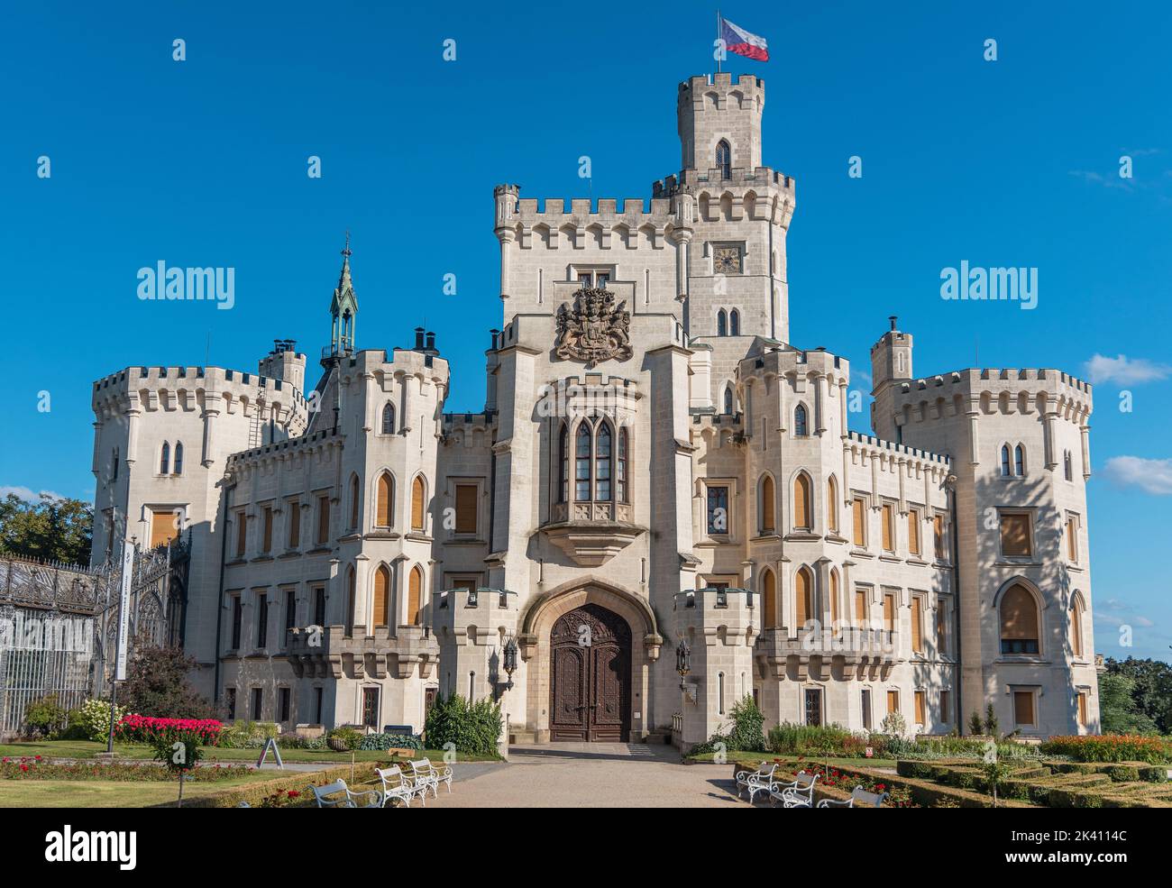 Hluboka nad Vltavou Castello. Castello neo-gotico e giardini Hluboka nei pressi di Ceske Budejovice, Boemia meridionale, repubblica Ceca. Punto di riferimento culturale nazionale. Foto Stock