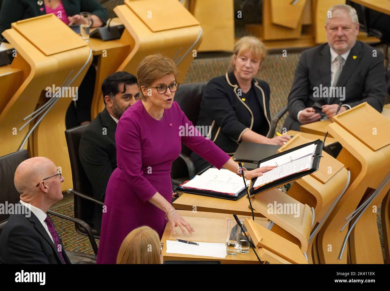 Primo Ministro Nicola Sturgeon durante le prime interrogazioni del Ministro (FMQ) nella camera di discussione del Parlamento scozzese a Edimburgo. Data immagine: Giovedì 29 settembre 2022. Foto Stock
