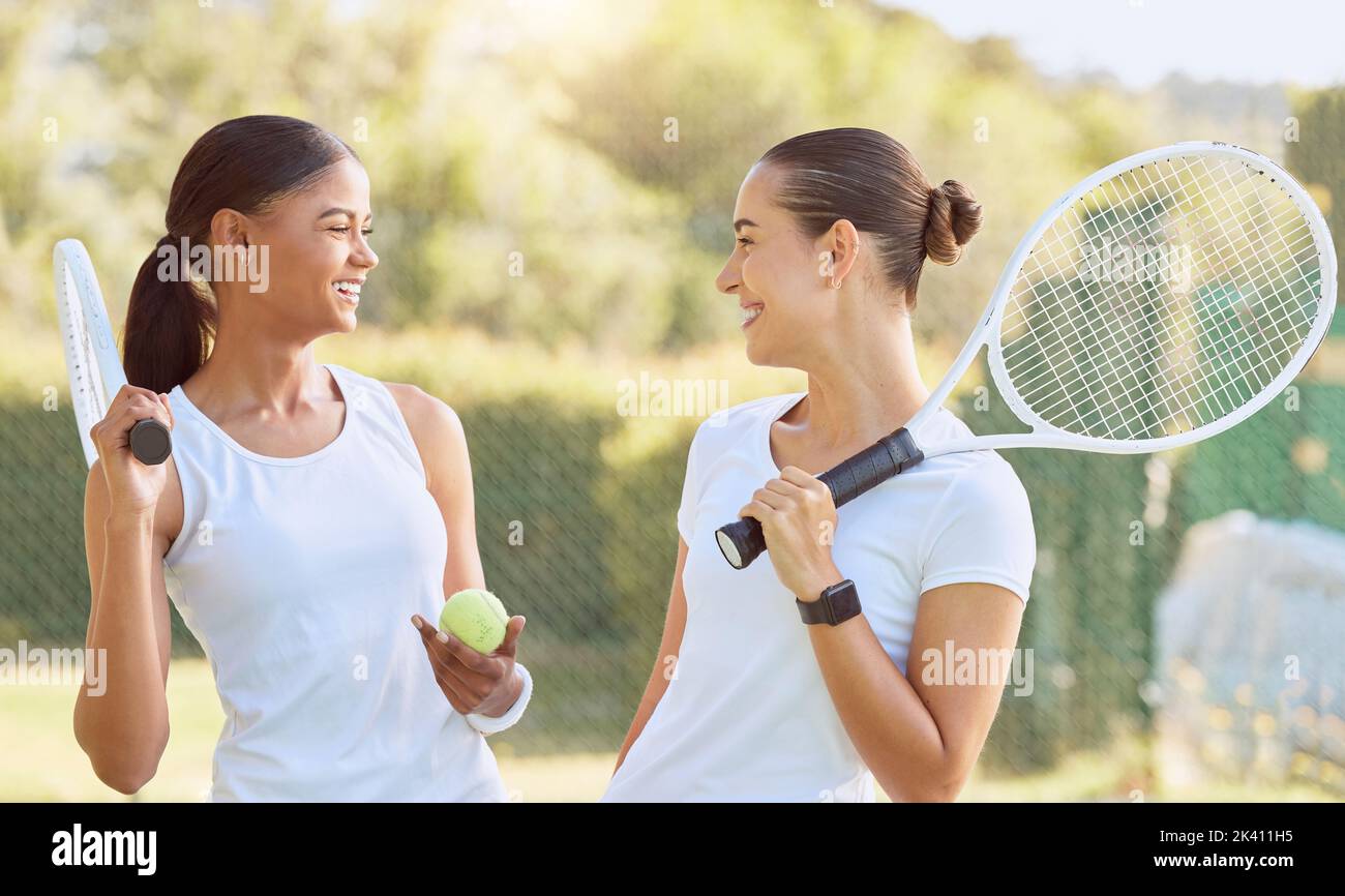 Tennis game, squadra sportiva e donne felici mentre si allenano per la competizione sportiva, sorriso per motivazione durante l'esercizio di fitness e lavoro di squadra sul campo Foto Stock