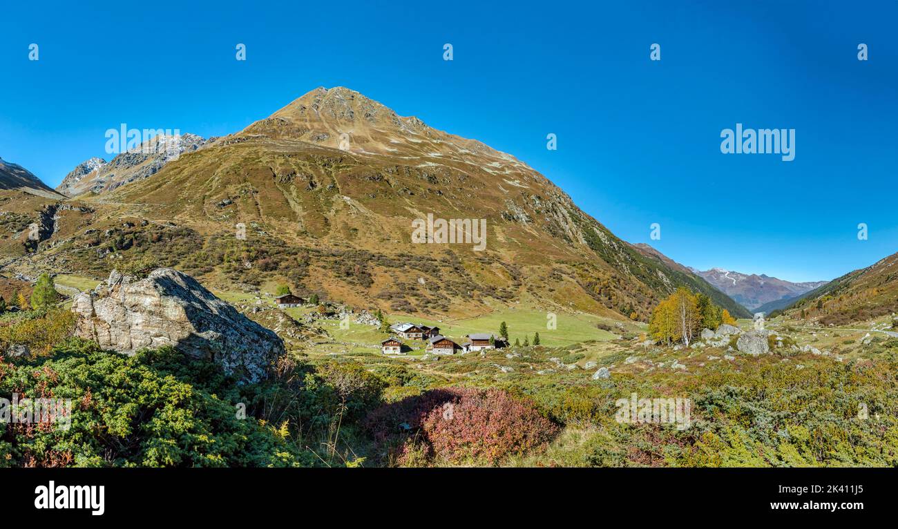 La valle di Dischma *** Caption locale *** Dürrboden, Graubünden, Svizzera, casa, campo, prato, autunno, montagne, colline, Foto Stock