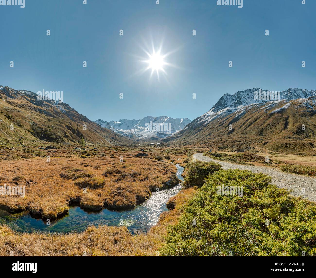 Valle della Dischma *** Caption locale *** Dürrboden, Graubünden, Svizzera, paesaggio, campo, prato, acqua, autunno, montagne, colline, Foto Stock