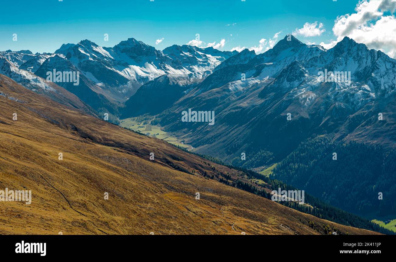 Vista dal Jacobshorn alla valle di Sertig *** Caption locale *** Davos, Graubünden, Svizzera, paesaggio, autunno, montagne, colline, Foto Stock
