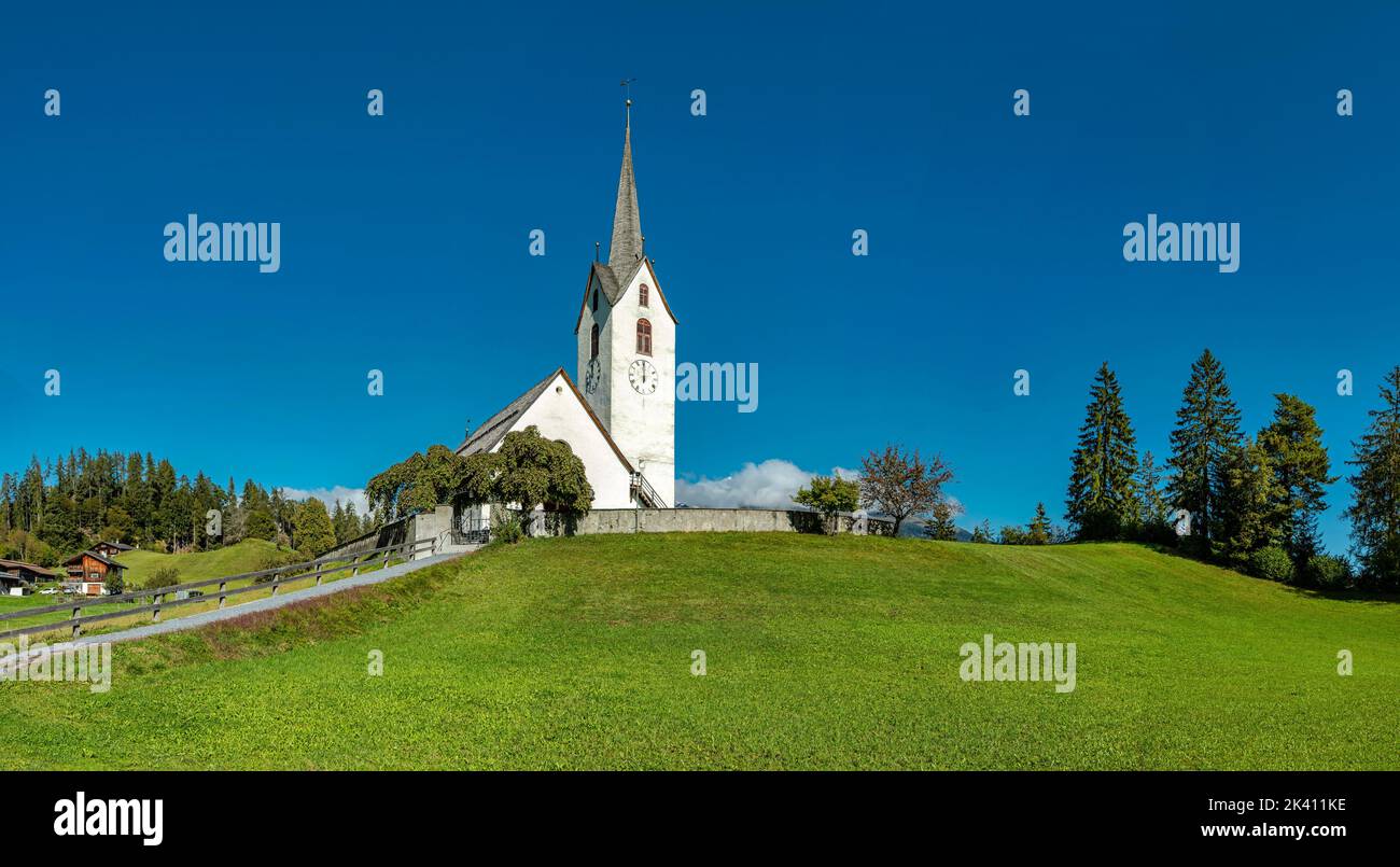 Evangelische Kirche Versam *** Didascalia locale *** Versam, Graubünden, Svizzera, chiesa, monastero, campo, prato, autunno, montagne, colline, Foto Stock