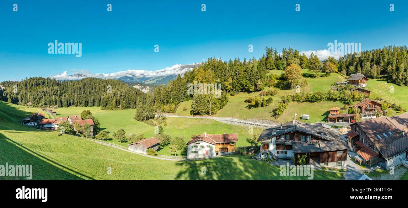 Case sparse *** Caption locale *** Versam, Graubünden, Svizzera, paesaggio, campo, prato, alberi, autunno, montagne, colline, Foto Stock