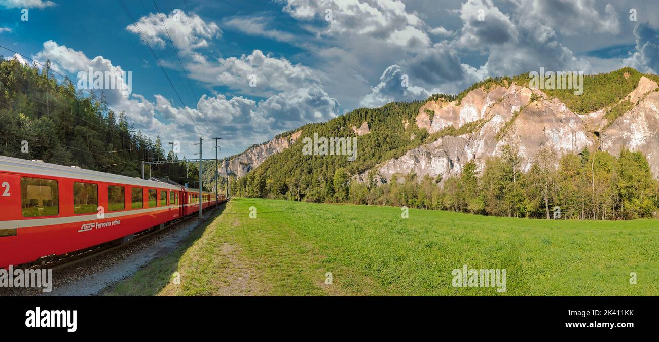 Rhätische Bahn al canyon del Reno *** Caption locale *** Versam Safien, Graubünden, Svizzera, paesaggio, campo, prato, autunno, montagne, colline, Foto Stock