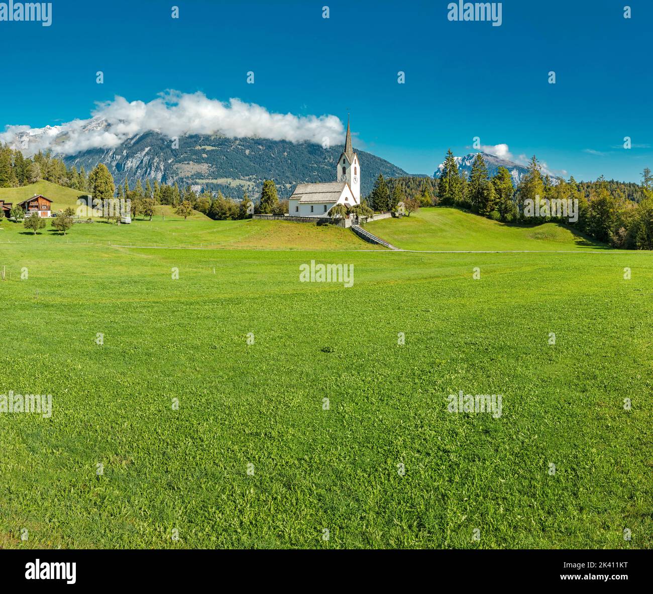 Evangelische Kirche Versam *** Didascalia locale *** Versam, Graubünden, Svizzera, chiesa, monastero, campo, prato, autunno, montagne, colline, Foto Stock