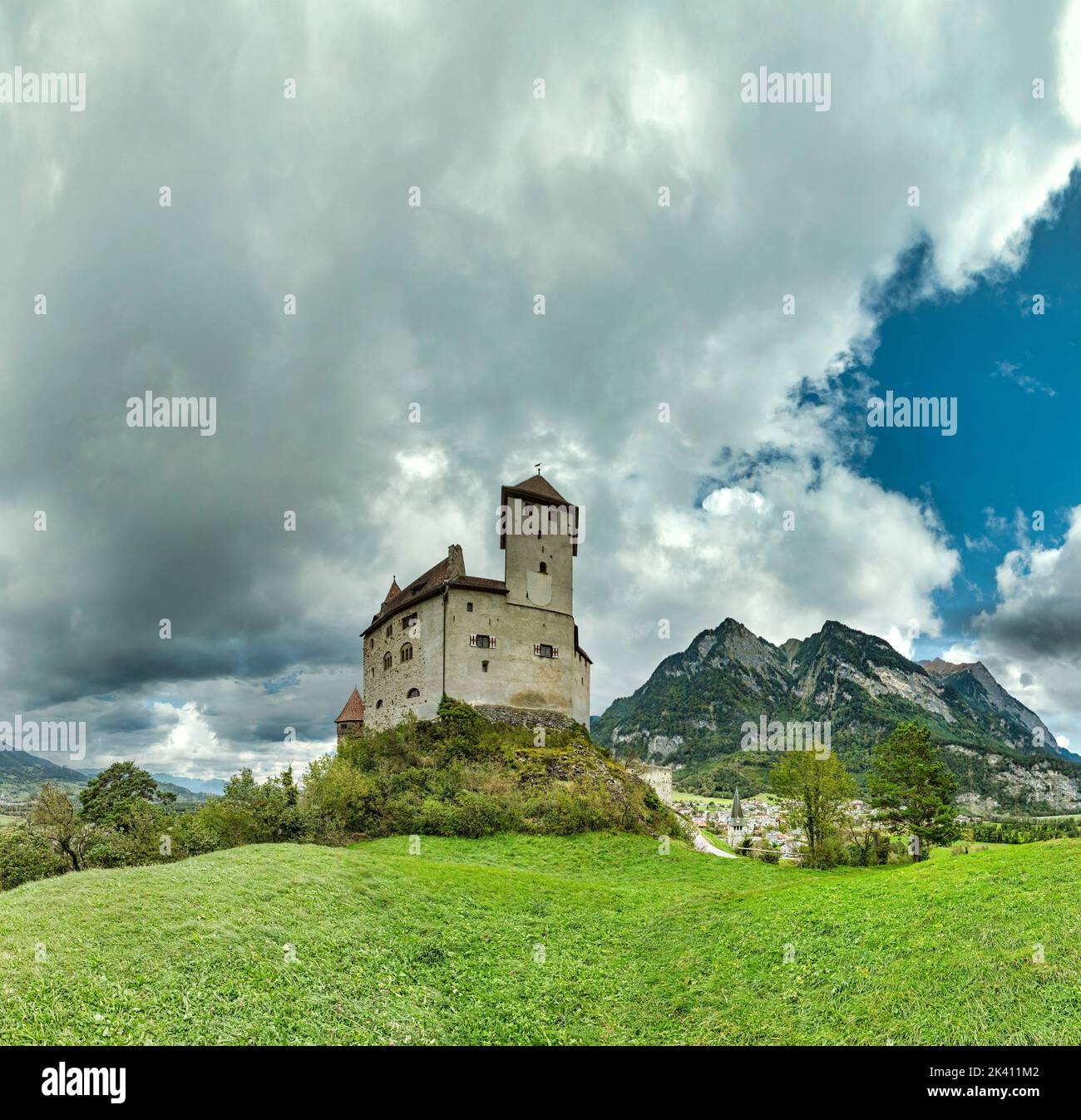 Castello di Gutenberg *** Caption locale *** Balzers, Liechtenstein, castello, campo, prato, autunno, montagne, colline, Foto Stock