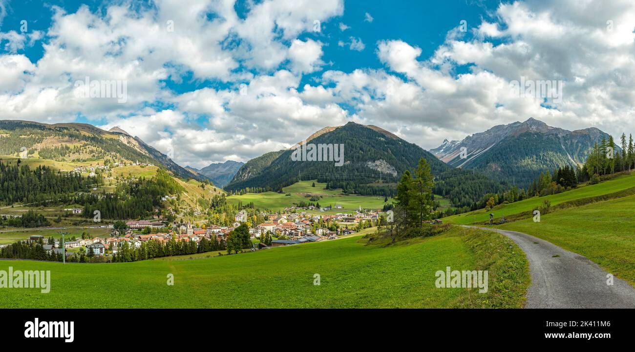 Villaggio nella valle dell'Albulla *** Caption locale *** Bergün, Graubünden, Svizzera, paesaggio, campo, prato, autunno, montagne, colline, Foto Stock