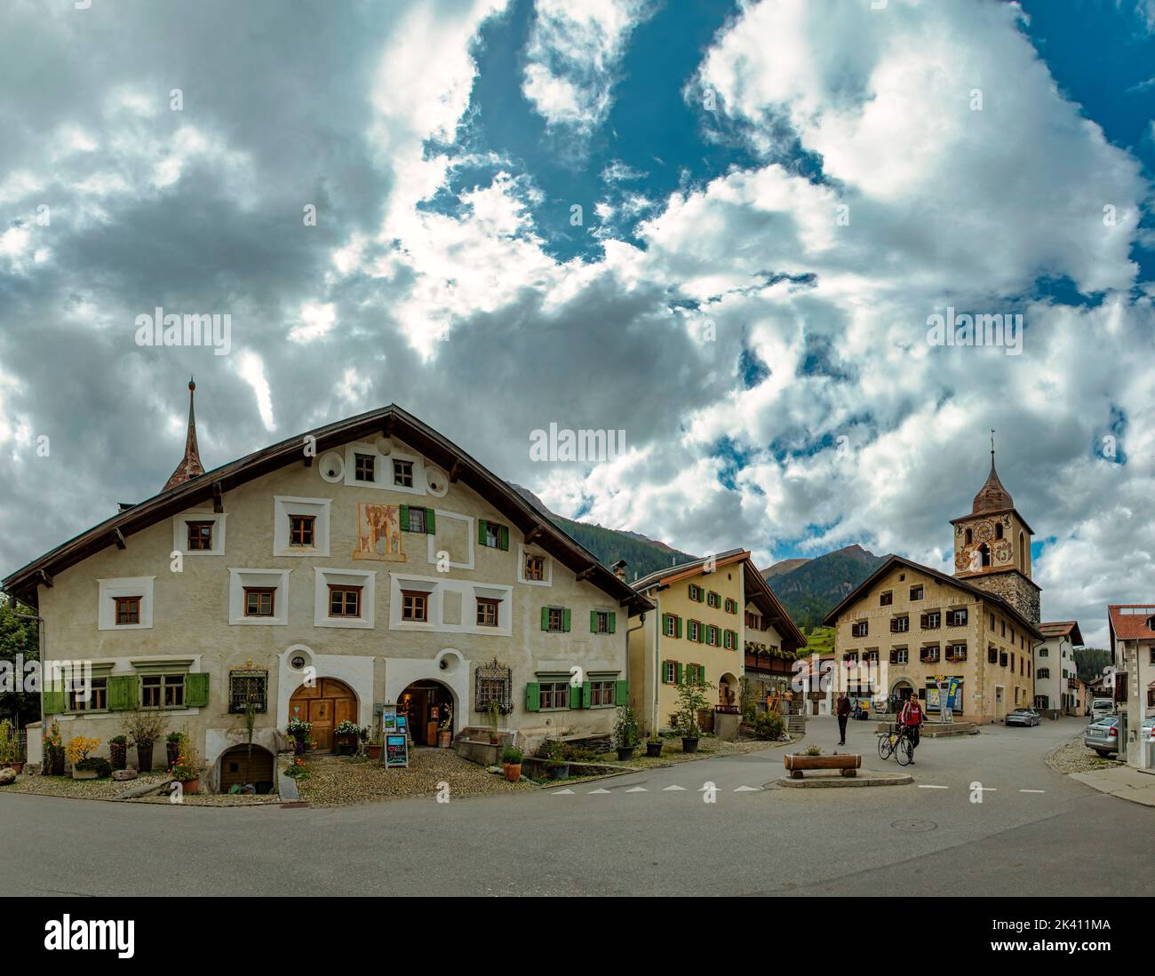 Piazza del paese e la chiesa *** Caption locale *** Bergün, Graubünden, Svizzera, città, villaggio, autunno, persone, Foto Stock