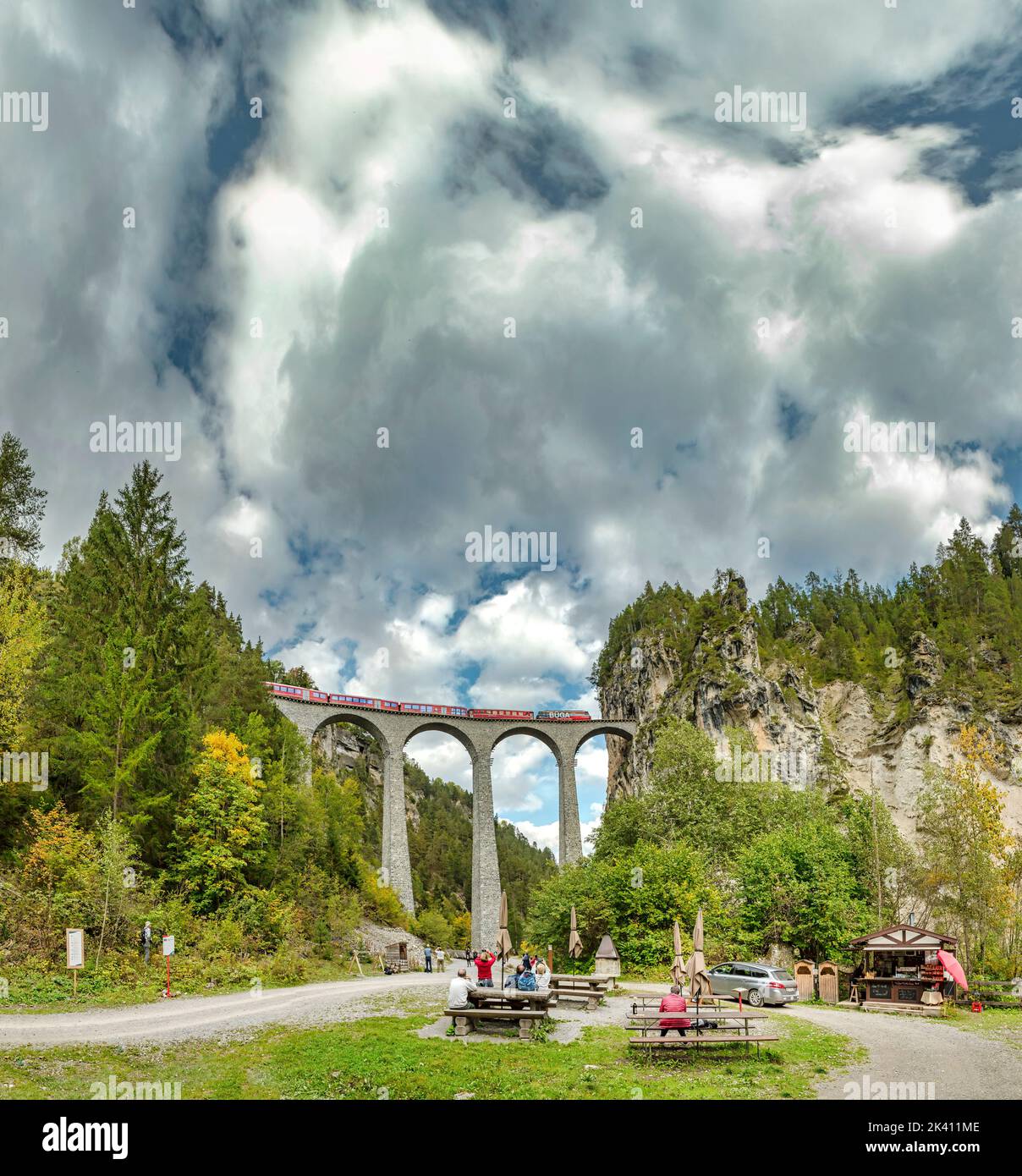 Rhätische Bahn Landwasser overpass *** Caption locale *** Filisur, Graubünden, Svizzera, paesaggio, foresta, legno, alberi, autunno, montagne, colline, Foto Stock