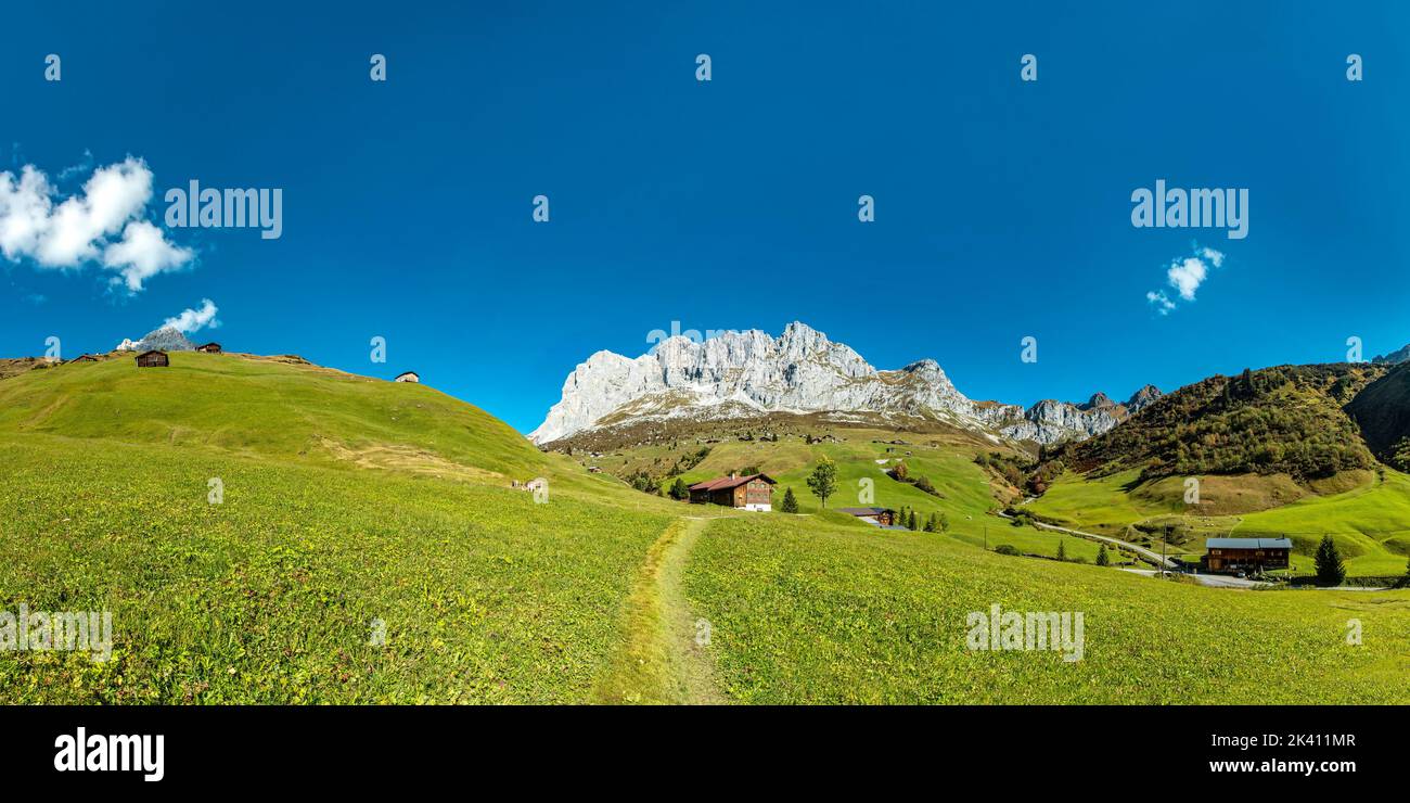 Case coloniche sparse, la valle di Schanielenbach e una vista sulla Schijenflue, Pratigau *** Caption locale *** Sankt Antönien, Graubünden, Svizzera, l Foto Stock