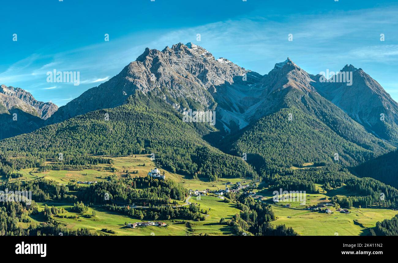 Vista al castello di Tarasp dalla riva opposta del fiume Inn, Piz Pisoc *** Caption locale *** Ftan, Graubünden, Svizzera, paesaggio, campo, mead Foto Stock