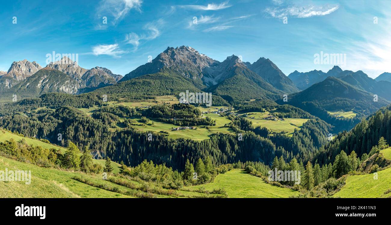 Vista al castello di Tarasp dalla riva opposta del fiume Inn *** Caption locale *** Ftan, Graubünden, Svizzera, paesaggio, campo, prato, alberi, Foto Stock