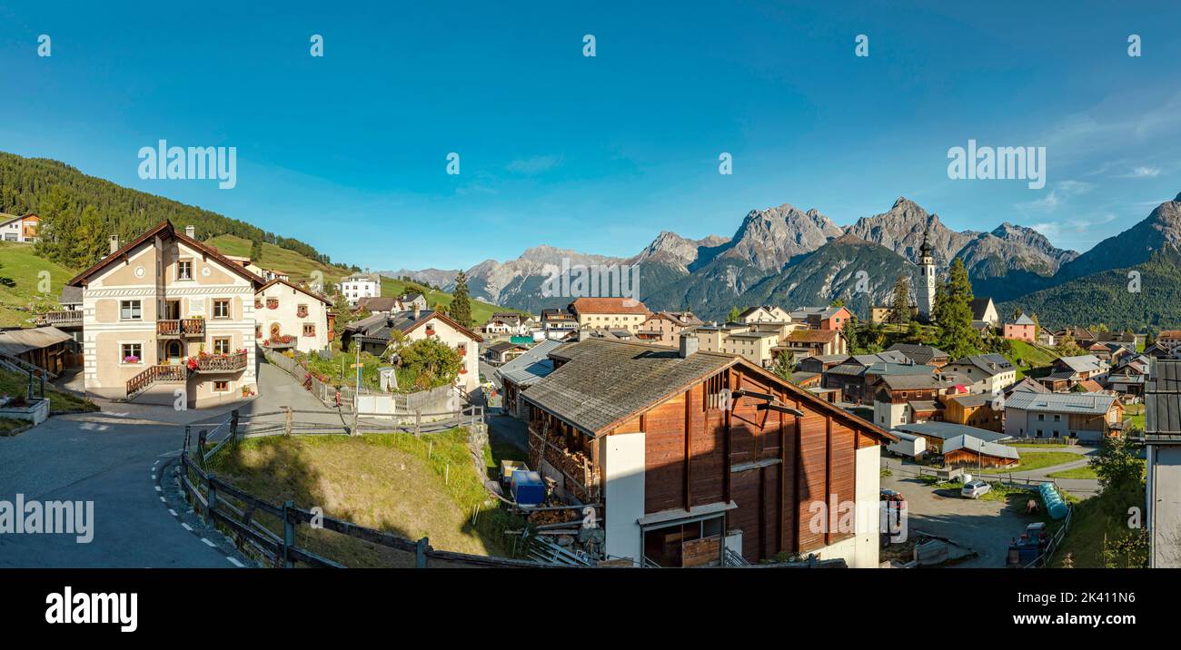 Vista su un villaggio di montagna *** Caption locale *** Ftan, Graubünden, Svizzera, città, villaggio, autunno, montagne, colline, Foto Stock