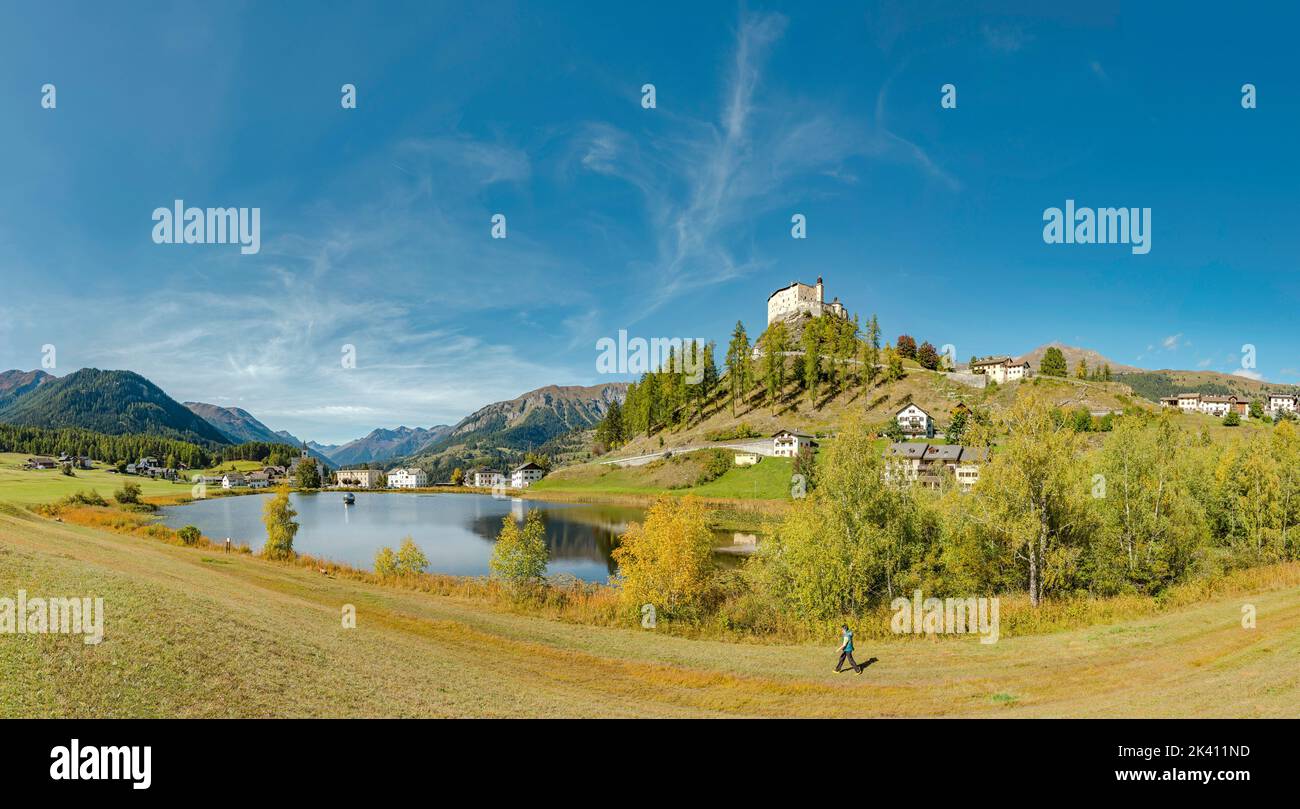 Castello di Tarasp con il lago Lai da Tarasp *** Caption locale *** Tarasp - Scuol, Graubünden, Svizzera, castello, campo, prato, alberi, acqua, autu Foto Stock