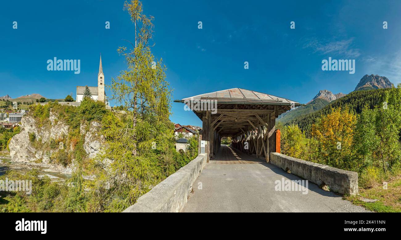 Chiesa riformata Scuol, ponte in legno coperto la Tuor *** Caption locale *** Scuol, Graubünden, Svizzera, città, villaggio, foresta, legno, alberi, autunno Foto Stock