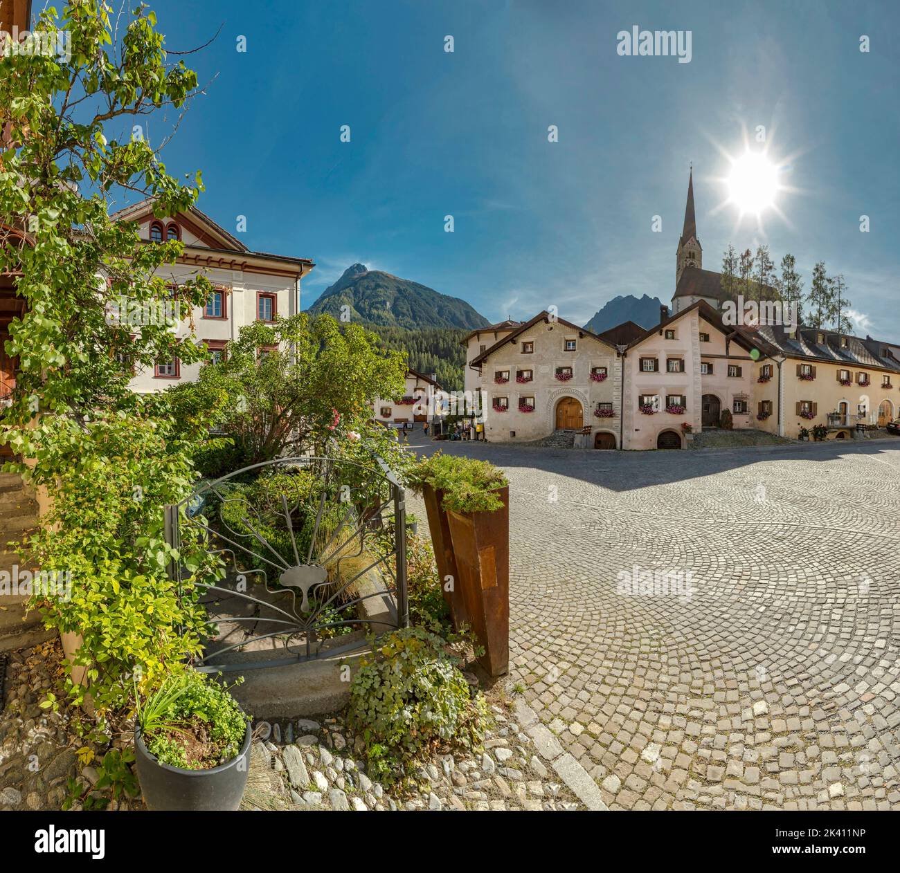 Engadina case intorno alla piazza Plaz *** Caption locale *** Scuol, Graubünden, Svizzera, città, villaggio, autunno, montagne, colline, Foto Stock