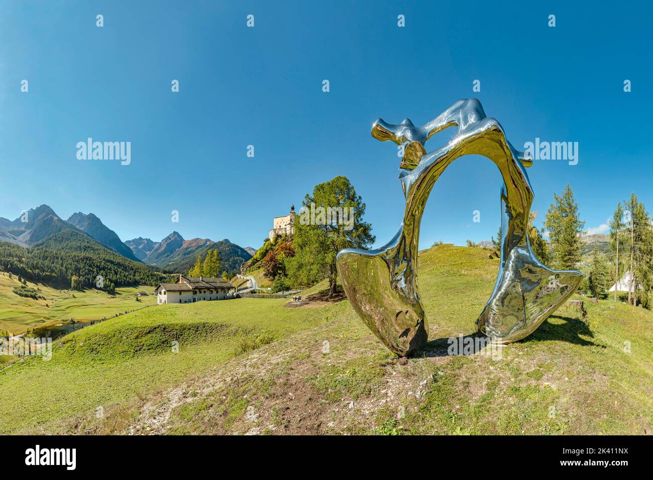 Tarasp castello, molto moderno metallo lucido artwordk *** Caption locale *** Tarasp - Scuol, Graubünden, Svizzera, castello, campo, prato, alberi, autunno, Foto Stock