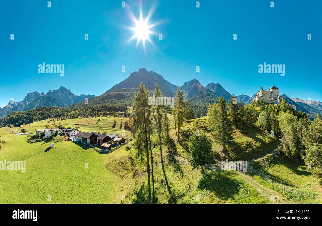 Castello di Tarasp *** Caption locale *** Tarasp - Scuol, Graubünden, Svizzera, castello, campo, prato, alberi, autunno, montagne, colline, Foto Stock